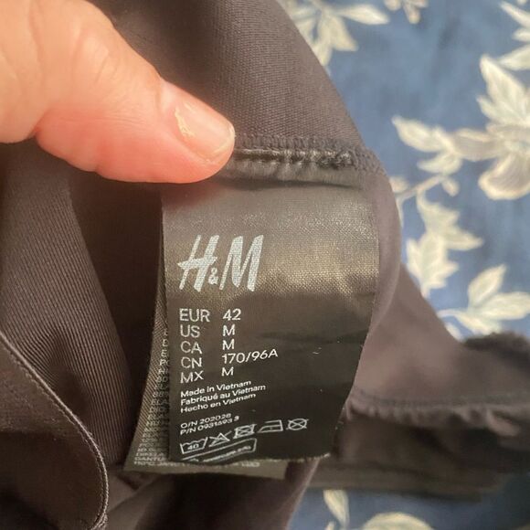 H&M med V-neck swimsuit. Two-part section at back, cut-out sections at sides - Picture 11 of 11